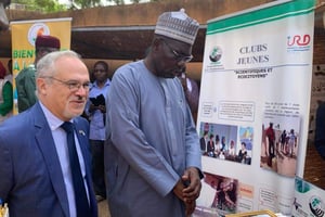 L’ambassadeur Sylvain Itté  au côté d’Ibrahim Mahaman, ministre nigérien de l’Aménagement du territoire et du développement communautaire, lors de la première édition de la Journée du volontaire français au Niger. © TWITTER / SYLVAIN ITTÉ.