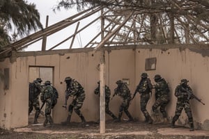 Des commandos sénégalais lors d’un exercice d’entraînement international à Saint-Louis, le 12 février 2016. © SERGEY PONOMAREV/The New York Times-REDUX-REA