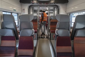 Intérieur la cabine de 2ème classe d’une rame du TER de Dakar, encore en phase d’essais et de renforcement des capacités des agents et conducteurs, la mise en circulation est prévue entre la fin décembre 2021 et début d’année 2022. © Sylvain Cherkaoui pour JA