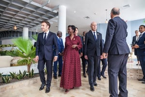 De g. à dr : le président français Emmanuel Macron, la secrétaire générale de l’OIF Louise Mushikiwabo et le président tunisien Kaïs Saïed, au Sommet de la Francophonie, à Djerba, le 19 novembre 2022. © Ons Abid