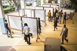 Des étudiants regardent les résultats des examens du 2e semestre, à la faculté des sciences politiques et juridiques de l’UCAD, à Dakar. © Sylvain Cherkaoui pour JA