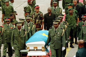 Le cercueil de Laurent-Desiré Kabila, ramené de Lubumbashi à Kinshasa, le 21 janvier 2001. Vêtu de noir, Joseph Kabila, fils et successeur du défunt. © Desirey Minkoh/AFP