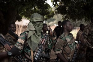 Des soldats centrafricains sur la route entre Boali et Bangui. © FLORENT VERGNES/AFP.