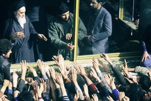 Le 2 février 1979, la foule acclame l’ayatollah Khomeiny, rentré la veille à Téhéran après quinze ans d’exil.