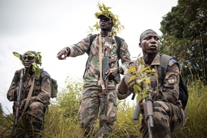 Des recrues des Forces armées centrafricaines s’entraînent à une manœuvre tactique sous camouflage à Bouar, à quelque 600 km au nord-ouest de Bangui, le 5 août 2019. FACA (Central African armed force) recruits train for a tactical manoeuvre under camouflage in Bouar, some six hundred kilometers northwest from the capital Bangui, on August 05, 2019. – The EUTM (European Union Training Mission) trains the Central African Armed Forces (Forces armees centrafricaines, FACA) at the rehabilitated Leclrec camp, a former French base that was handed over to the Central African State in 1997. 
 © FLORENT VERGNES / AFP