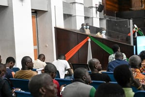 Quatre des accusés de l’attentat de Grand-Bassam dans le box, au palais de justice d’Abidjan, le 30 novembre 2022. © Sia KAMBOU/AFP