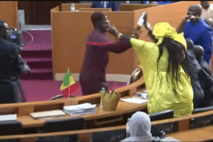 Altercation entre Massata Samb et Amy Ndiaye, le 1er décembre à l’Assemblée nationale, à Dakar. © Doc Seneplus TV