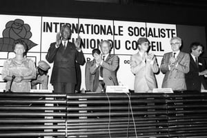 Abdou Diouf, Willy Brandt et Lionel Jospin à l’Internationale socialiste à Dakar, le 15 octobre 1987. © JEAN-CLAUDE DO VAN/AFP
