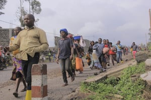 Des citoyens, fuyant les conflits dans la région de Kanyarushinya, arrivent dans la ville de Goma alors que les affrontements entre l’armée congolaise et les rebelles du M23 se poursuivent en RDC, le 14 novembre 2022. © Photo by Augustine Wamenya / ANADOLU AGENCY / Anadolu Agency via AFP