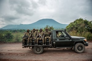 Des troupes de l’armée congolaise près de Kibumba, dans le Nord-Kivu, en mai 2022. © Arlette Bashizi / AFP.