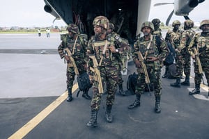 Des soldats kényans débarquent dans la ville de Goma, le 12 novembre 2022. © ALEXIS HUGUET/AFP
