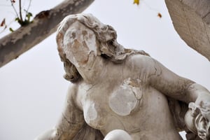 La statue de la place Ain El Fouara, à Sétif, après sa dégradation en décembre 2017. © AFP
