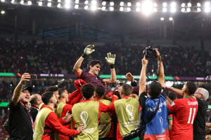 Yassine Bounou porté en triomphe par ses coéquipiers après le huitième de finale victorieux face à l’Espagne, à Al-Rayyan, au Qatar, le 6 décembre 2022. © Catherine Ivill/Getty Images via AFP