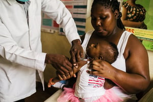Une mère fait vacciner sa fille contre le paludisme à Nyalenda, au Kenya. © KANG-CHUN CHENG/NYT/REA