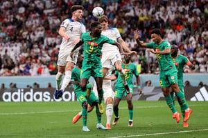 L’international sénégalais Iliman Ndiaye face à John Stones et Declan Rice, de l’équipe d’Angleterre, lors des huitièmes de finale de la Coupe du monde, le 4 décembre 2022 à Al Khor, Qatar. © Clive Brunskill/Getty Images via AFP