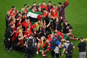 L’équipe de football marocaine célèbre sa victoire contre l’Espagne, le 6 décembre, lors du Mondial 2022 au Qatar. © Glyn KIRK/AFP