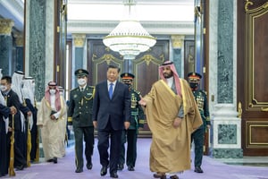 Le président chinois Xi Jinping et le prince héritier saoudien Mohammed Ben Salman, à Riyad, le 8 décembre 2022. © Royal Court of Saudi Arabia/Anadolu Agency via AFP
