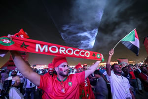 Des supporters marocains dans la fan zone de la FIFA à Doha, le 6 décembre 2022. © MAHMUD HAMS/AFP