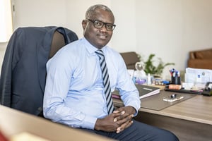 Mass Thiam, directeur général de la Société nationale de gestion intégrée des déchets (Sonaged), dans son bureau à Dakar, le 13 décembre 2022. © Sylvain Cherkaoui pour JA
