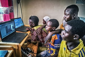 Cours d’informatique pour un groupe d’élèves de la localité de Tombo Kasso, près de Dogondoutchi, dans le sud-est du Niger. © Tim Dirven/PANOS-REA