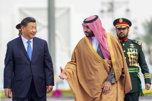 Le président chinois Xi Jinping, en Arabie Saoudite, le 8 décembre 2022, accueilli par le prince Mohammed Ben Salman (MBS). © ROYAL COURT OF SAUDI ARABIA/Anadolu Agency via AFP