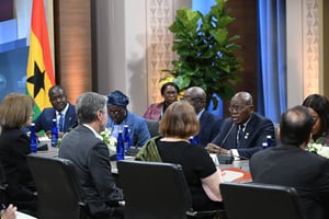 Le secrétaire d’État américain Antony Blinken (2e gauche) rencontre le président du Ghana Nana Akufo-Addo (2e, droite), à Washington, le 14 décembre 2022. © MANDEL NGAN/POOL/AFP