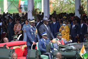 Le président ivoirien Alassane Ouattara accompagné du chef d’état-major, le général Lassina Doumbia, lors du 62e anniversaire de l’Indépendance, à Yamoussoukro le 7 août 2022. © Sia Kambou/AFP