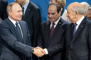 Poignée de main entre Abdelmadjid Tebboune et Vladimir Poutine sous le regard d’Abdel Fattah al-Sissi, à Berlin, le 19 janvier 2020, lors de la Conférence sur la Libye. © FABIAN SOMMER/DPA via AFP