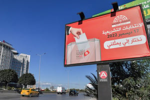 À Tunis, un panneau d’affichage encourageant les gens à voter aux élections nationales tunisiennes prévues pour le 17 décembre 2022. © FETHI BELAID / AFP
