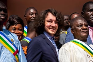 Dimitry Sytyi avec des députés centrafricains, à Bangui, le 15 octobre 2021. © AFP