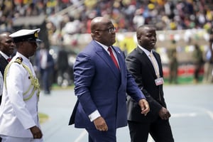 Porté à la tête de l’État à la suite d’une alliance avec Joseph Kabila, Félix Tshisekedi (au c.) ne dispose pas de majorité au Parlement. © Brian Inganga/AP/SIPA.