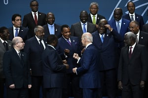 Le président américain Joe Biden participe à une photo de famille avec les dirigeants du Sommet des leaders américano-africains au Washington Convention Center, le 15 décembre 2022. © BRENDAN SMIALOWSKI/AFP