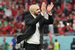 Walid Regragui applaudit les supporters qui célèbrent la victoire sur le Portugal au stade Al-Thumama à Doha, le 10 décembre 2022. © KARIM JAAFAR/AFP