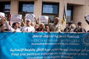Des membres d’une association marocaine de défense des droits de l’homme manifestent contre la restriction des visas devant les bureaux de l’Union européenne à Rabat, le 4 octobre 2022. © FADEL SENNA/AFP