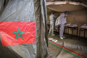 Pendant la crise du Covid-19, dans un hôpital militaire de campagne, dans la région de Benslimane, au Maroc, le 17 avril 2920. © Fadelm Senna/AFP