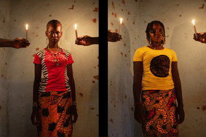 « Comment photographie-t-on des Personnes Déplacées Internes, surtout quand ces personnes sont des femmes ? » s’est demandé Osvalde Lewat, écrivaine et réalisatrice franco-camerounaise. (Extrait de l’exposition « FACE » sur le Burkina.) © Osvalde Lewat