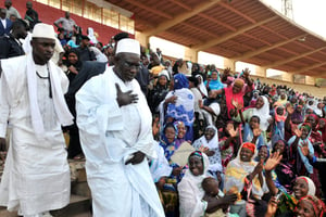 Le prédicateur religieux Cherif Haïdara (centre) lors d’un rassemblement pour la paix au Mali, le 2 mai 2015, à Bamako. © Habibou Kouyaté / AFP
