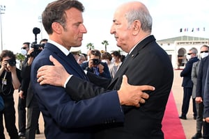Le président algérien Abdelmadjid Tebboune et son homologue français Emmanuel Macron, à Alger, le 27 août 2022. © NurPhoto via AFP