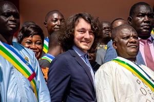 Dimitry Sytii entouré de députés centrafricains sur les marches de l’Assemblée nationale à Bangui le 15 octobre 2021. © AFP