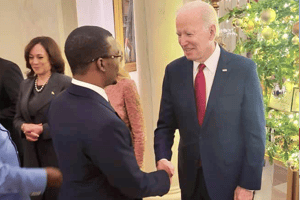 Mahamat Idriss Déby Itno avec Joe Biden à Washington D.C., le 15 décembre 2022. © Facebook – présidence du Tchad