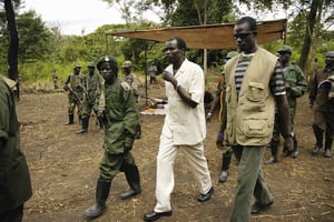 Joseph Kony (au centre), le chef de l’Armée de résistance du Seigneur, le 1er août 2006, dans l’actuel Soudan du Sud. © Adam Pletts/Getty Images