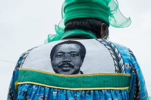 Un portrait de Paul Biya sur le pagne du RDPC. © Adrienne Surprenant|Hanslucas