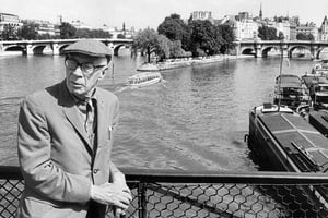 Henry Miller sur le pont des Arts, à Paris, en 1969. © Mary Evans/AF Archive/SIPA.