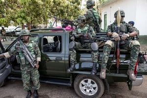 Soldats de l’armée gambienne, à Kanilai, Gambie, le 23 avril 2022. © Muhamadou Bittaye/AFP