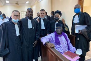 Amadou Vamoulké avec ses avocats en juin 2021. © Courtesy Valmouké