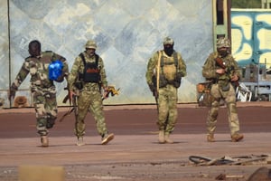 Cette photographie distribuée par l’armée française montre trois mercenaires russes (à droite), dans le nord du Mali. © AP/SIPA