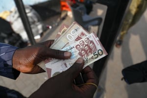 Le cedi a perdu plus de 20% par rapport au dollar en 2024. © Nipah Dennis/AFP