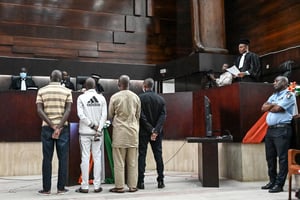 Les accusés de l’attentat de Grand-Bassam Cissé Hantao Ag Mohamed, Kounta Sidi Mohamed, Cissé Mohamed et Barry Hassan devant les juges, lors de l’ouverture du procès, le 30 novembre 2022 à Abidjan. © Sia Kambou/AFP