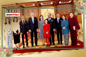 Lalla Oum Keltoum (épouse du prince Moulay Rachid), Lalla Meriem, le prince héritier Hassan, le roi Felipe d’Espagne, la reine Letizia, Lalla Khadija, le roi Mohammed VI du Maroc, le prince Moulay Rachid, Lalla Asmae et Lalla Hasna posent pour une photo de famille au Palais royal de Rabat, au Maroc, le 13 février 2019. © Montage JA; ABACA