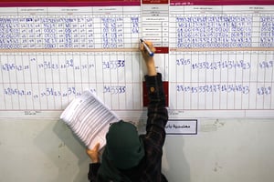 Décompte des voix à la commission électorale, le 18 décembre 2022, lendemain des élections législatives en Tunisie. © Mohammed Hammi/SIPA